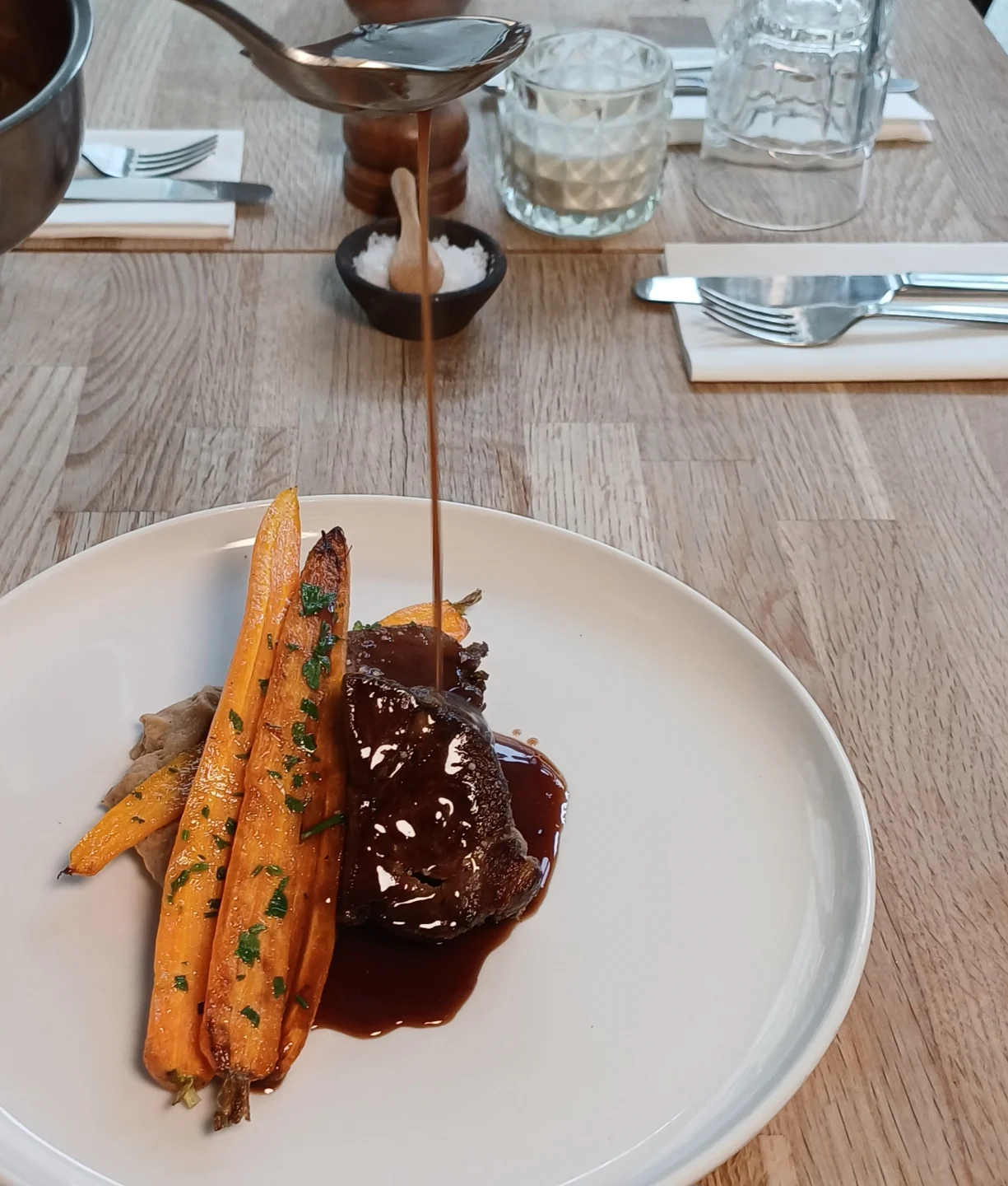 Braiseret oksekæbe med glaserede gulerødder og kraftig sauce