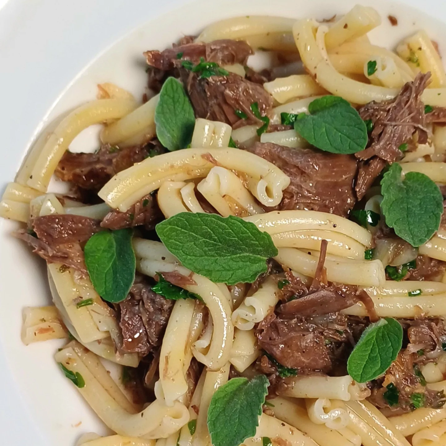 Hjemmelavet pasta med langtidsbraiseret kød og frisk mynte