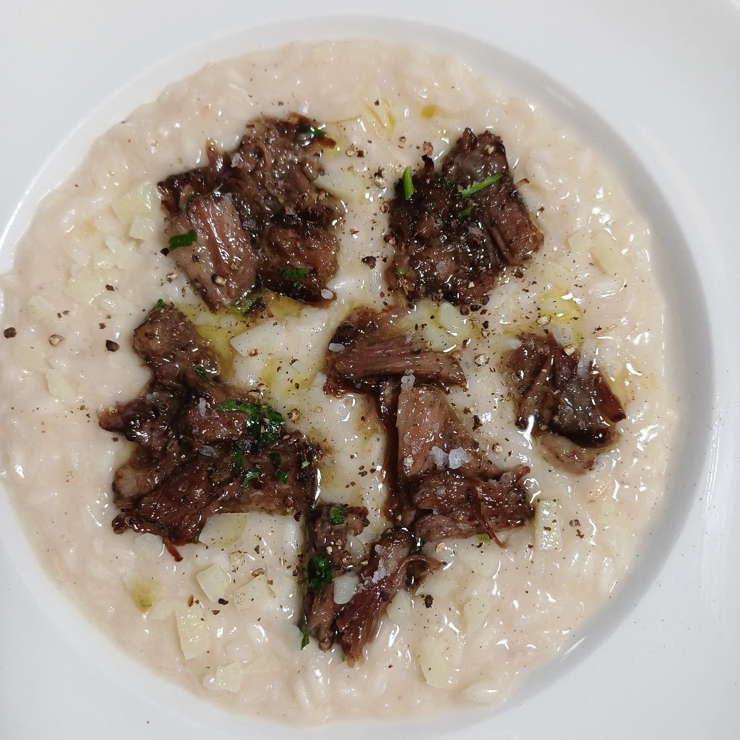 Cremet risotto med langtidsbraiseret oksekød og friskkværnet peber