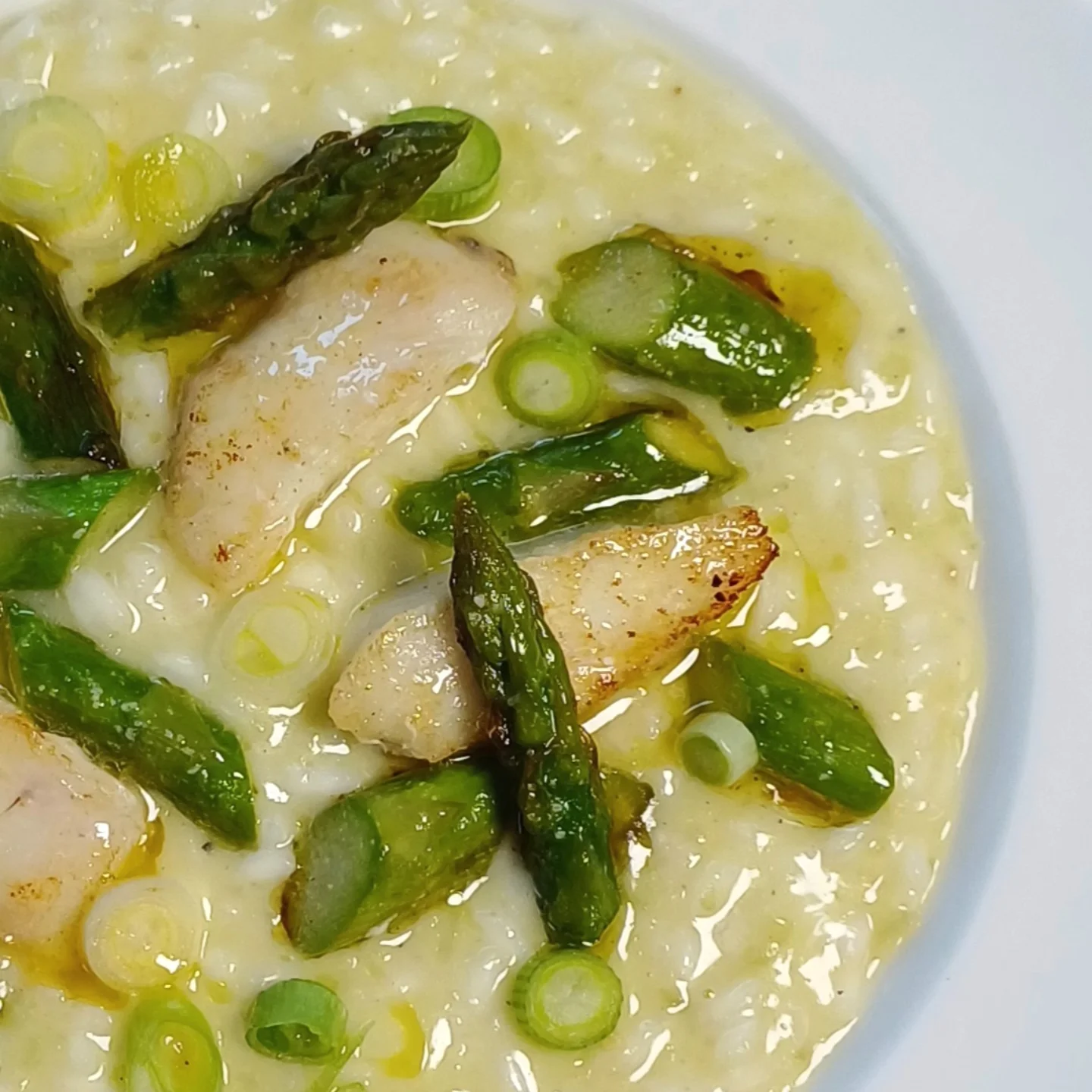 Cremet risotto med fisk og sprødstegte grønne asparges